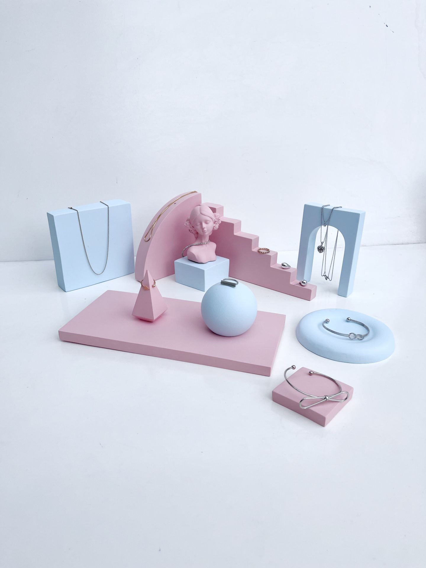 رنگ بندی مناسب برای استند طلا | آرت دیما